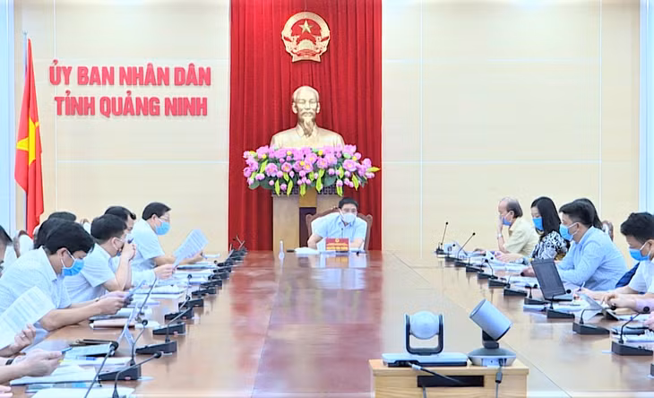 广宁省人民委员会主席阮文胜主持会议。