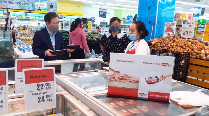 广宁省工商厅工作代表团视察BIG C 超市。