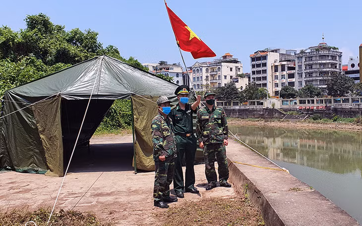 芒街市卡龙河边防检查站。 图片来源：https://nhandan.com.vn/