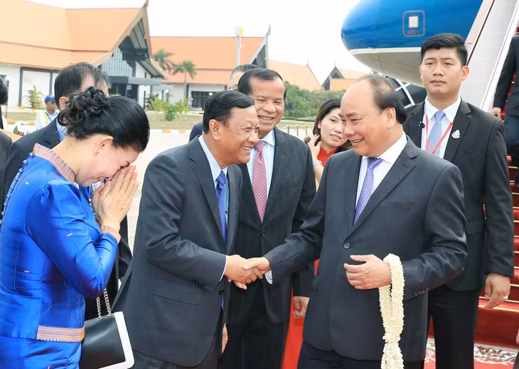 越南政府总理阮春福启程出席暹粒省召开的第三届湄公河委员会峰会。越通社记者 统一 摄