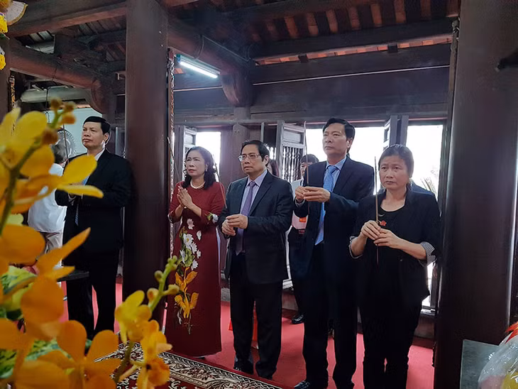 代表们敬香，表达感恩之心，祈求国泰民安。