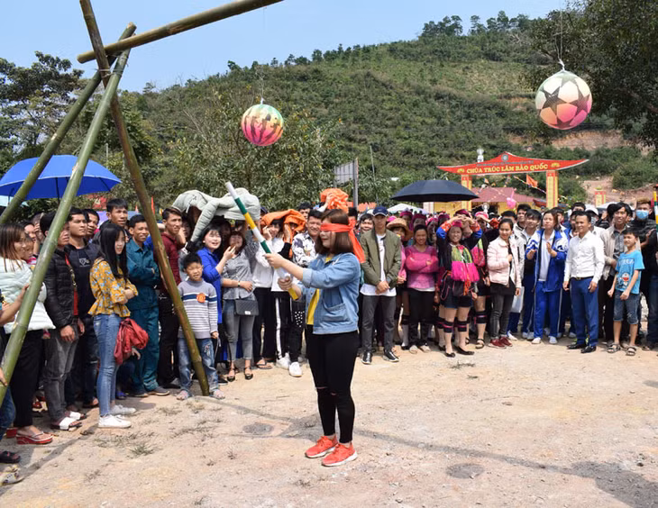 Thi bít mắt đập bóng