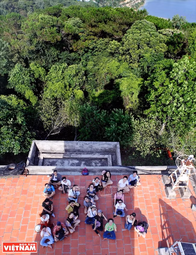 姑苏灯塔是越南领海30多座 灯塔 之一。姑苏灯塔建于19世纪末，现在利用太阳能发电。