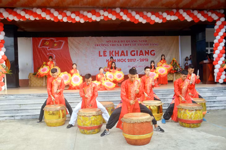 Lễ khai giảng năm học mới thực sự là ngày vui của các em học sinh với những tiết mục văn nghệ sôi động, đặc sắc do chính các em tự dàn dựng avf biểu diễn.