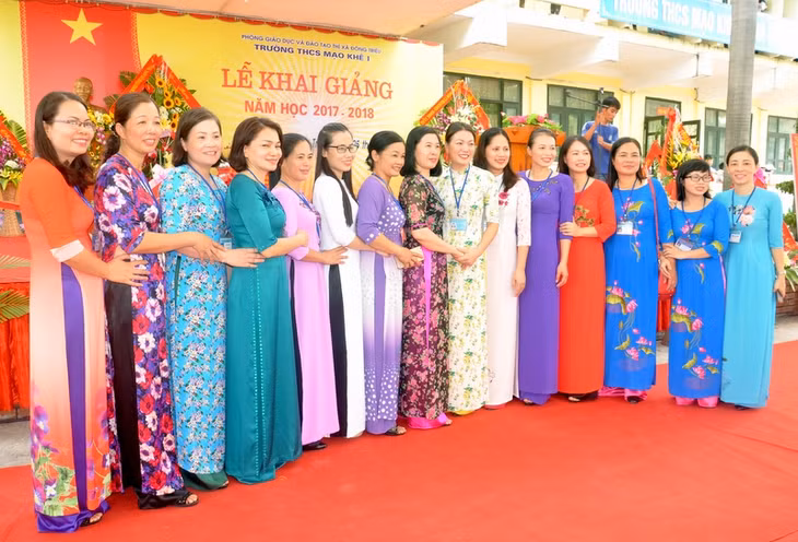 Ngày tựu trường không chỉ là ngày vui của các em học sinh, mà các thầy cô cũng hân hoan, náo nức, tranh thủ cùng nhau lưu giữ lại những kỷ niệm đẹp...