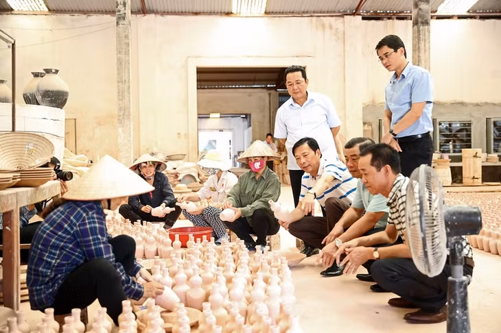 阮书记视察成同股份公司的手工艺品生产区和展示区。