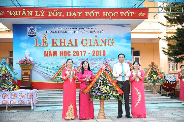 阮书记向学校师生们赠送鲜花表示祝贺。