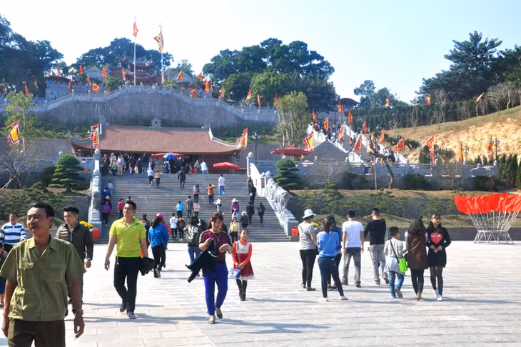 Du khách hành hương, về thăm quan vãn cảnh tại Đền Cửa Ông. Ảnh: Phan Hằng.