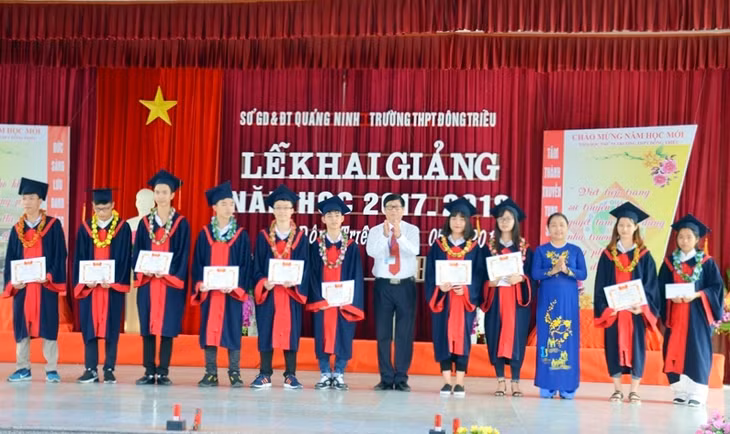 Nhân dịp khai giảng, một số trường cấp THPT như Trường THPT Đông Triều đã tổ chức khen thưởng các em học sinh đạt điểm cao trong kỳ thi THPT quốc gia năm 2017 vừa qua.