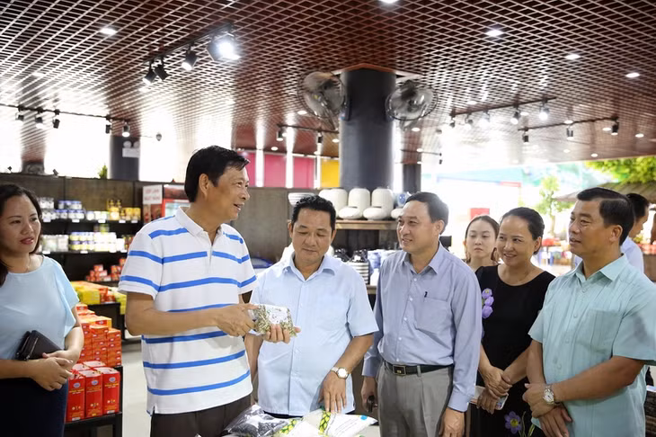 阮书记 访问广宁省门综合服务站的土特产展销区。