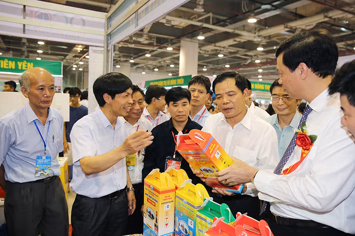代表们提用参观展销会各摊位。