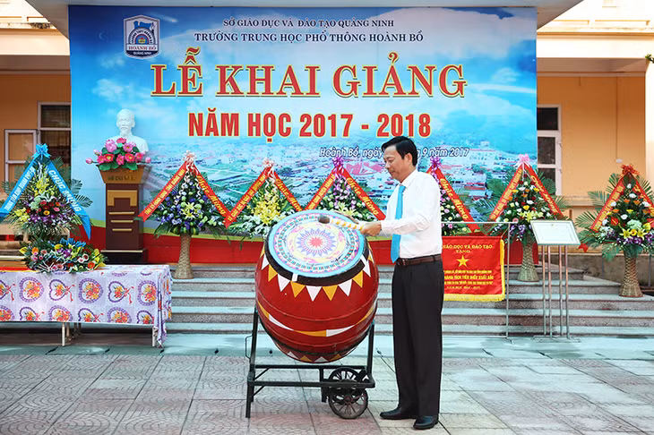 Bí thư Tỉnh ủy Nguyễn Văn Đọc gióng trống khai giảng năm học mới tại Trường THPT Hoành Bồ. 阮书记鸣起礼鼓，为新学年拉开序幕。