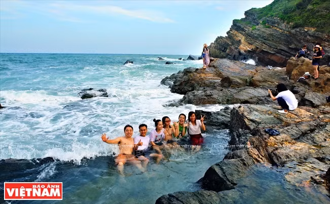  在海浪中尽情玩耍。