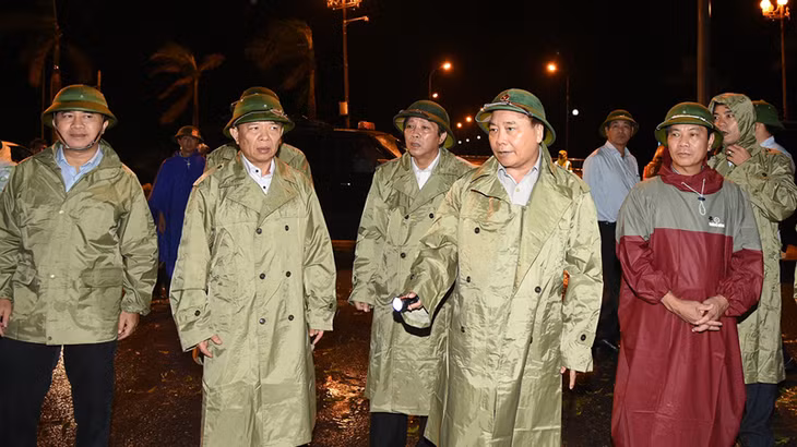 阮春福总理赴广平省指导克服台风后果。（图片来源：VGP）