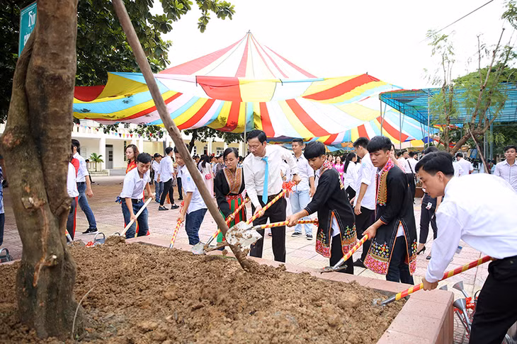 阮书记和该校学生一同参加植树活动。