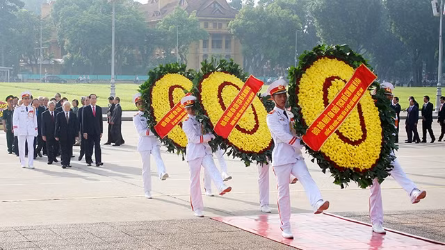 越南党和国家领导人入陵瞻仰胡志明主席遗容。（维玲 摄）