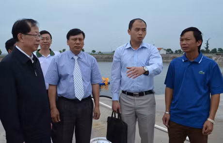 广西壮族自治区区委代表团访问芒街市水产养殖模式。