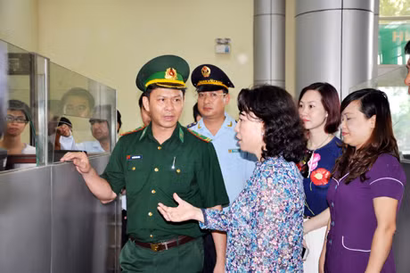 我省人民委员会副主席武氏秋水5月16日视察芒街国际口岸通关情况。（图片来源：广宁报）