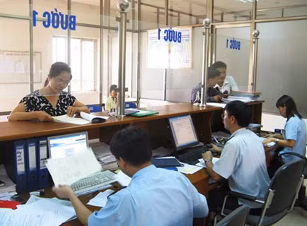 图为广宁海关局的干部为老百姓办事（图：广宁报）