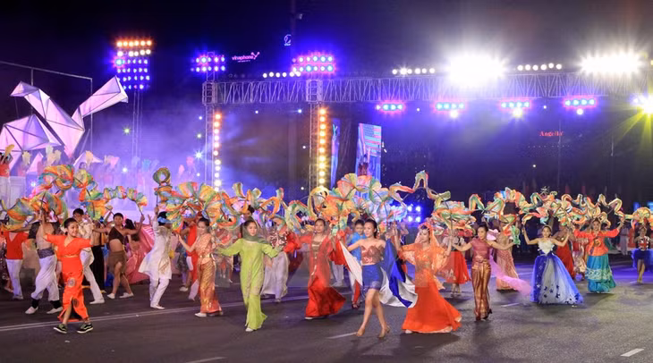 2015年庆和省芽庄海洋文化节精彩开场 ảnh 3
