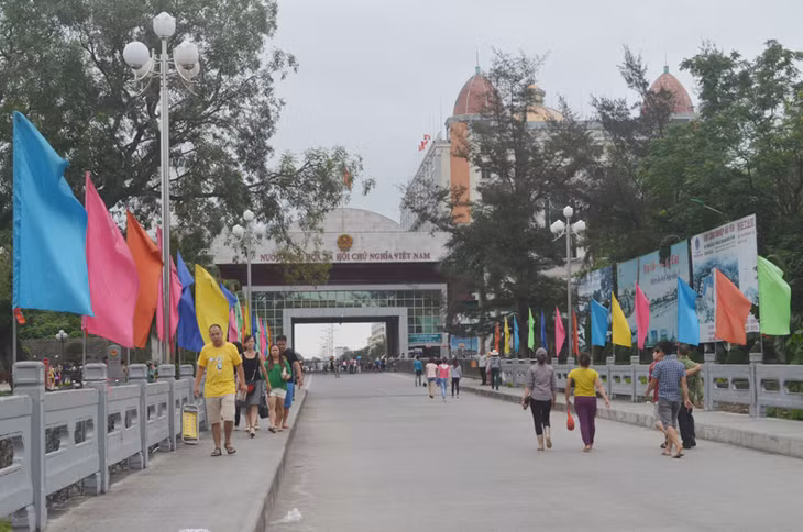 从7月1日起，芒街-东兴口岸通关时间延长一小时