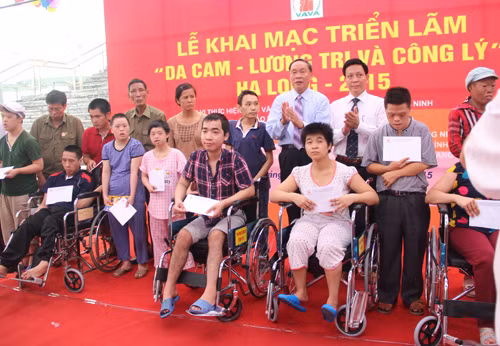 越南橙剂受害者协会中央委员会为下龙市橙剂受害者赠送10辆轮椅
