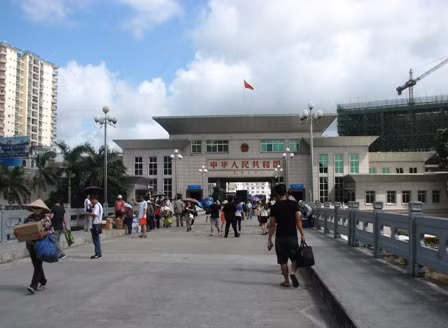 从北仑河大桥看东兴口岸