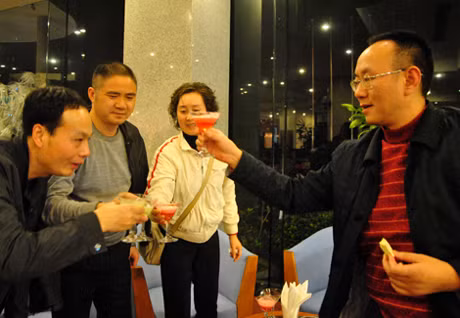 共同举杯恭贺新年。