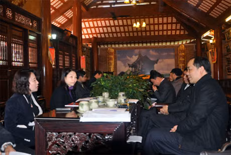省人民委员会副主席武氏秋水与代表团会谈。