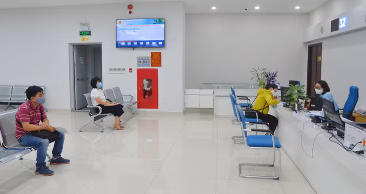 在广宁省行政服务中心，保持安全距离、消毒和戴口罩等疫情防控规定都得到严格执行。