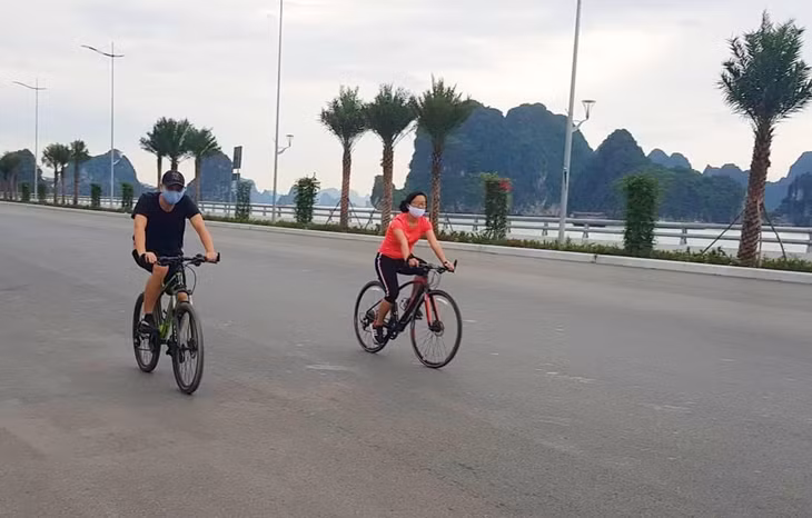 一大早，许多市民已参加了户外健身活动，人们谁都戴口罩，保持安全距离。