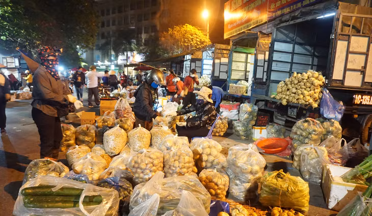 Lượng rau, củ quả trong chợ hết sức phong phú, đa dạng đáp ứng được nhu cầu mua bán của người dân.