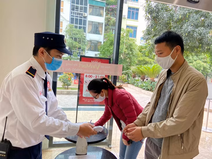 客人 进VINCOM贸易中心 时要测量体温、喷消毒洗手液 。