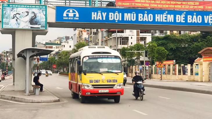 从4月23日开始，下龙市内的公共车恢复正常活动，为人民出行需求服务。