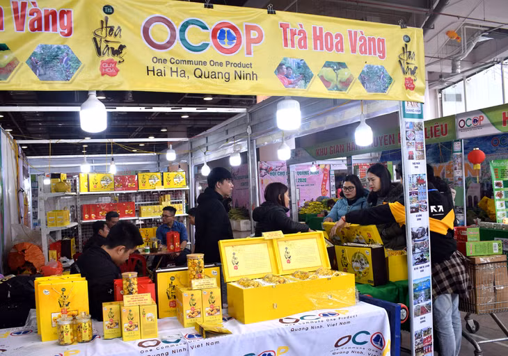 海河县金花茶在2020年广宁春节OCOP产品展销会上吸引游客和市民的眼球。