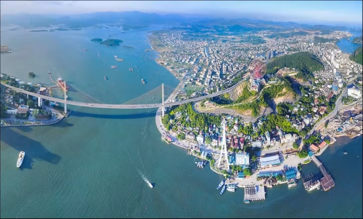 俯瞰下龙市一瞥。