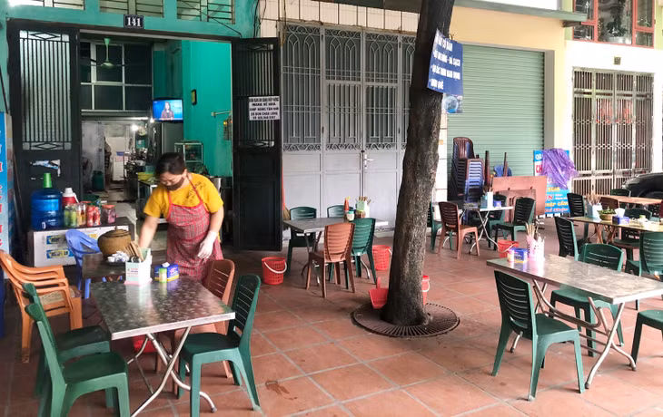 餐饮服务经营业主严格实施疫情防控规定，按照安全距离放置桌椅。