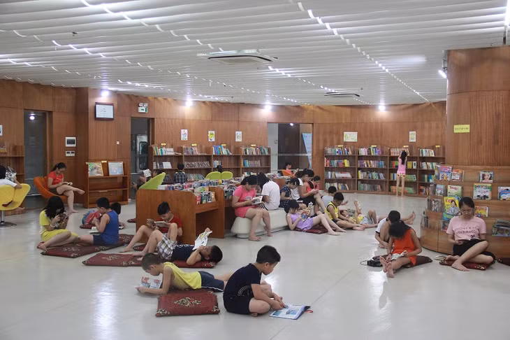 广宁省图书馆日均接待前来借书或看书的青少年数量300多名