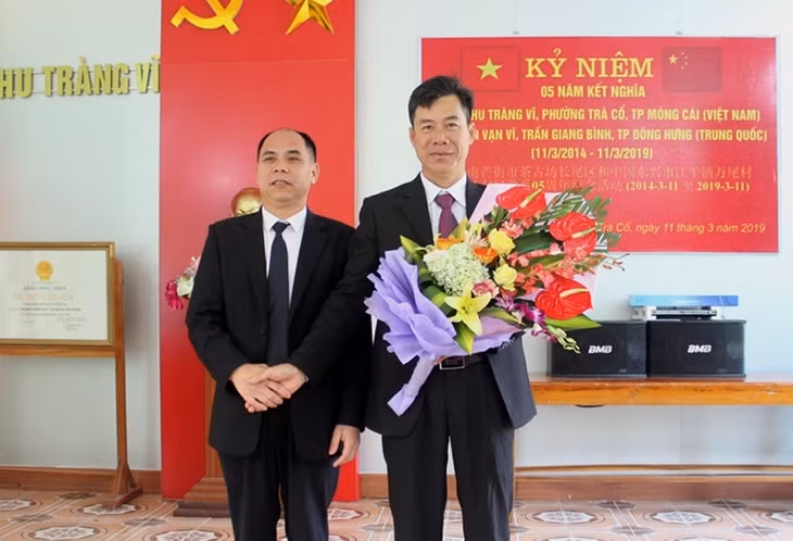 越南长尾区和中国万尾村领导赠送鲜花