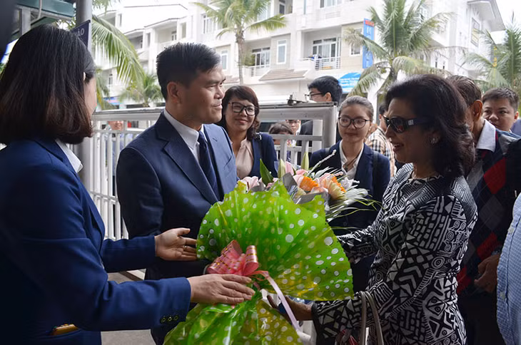 我省人民委员会副主席裴文刻迎接代表团。