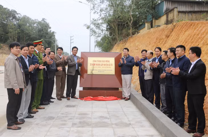 各位代表参加姑苏岛公路第二阶段挂牌仪式。