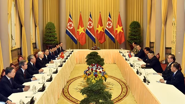 越共中央总书记、国家主席阮富仲同朝鲜最高领导人金正恩举行会谈。（维灵 摄）