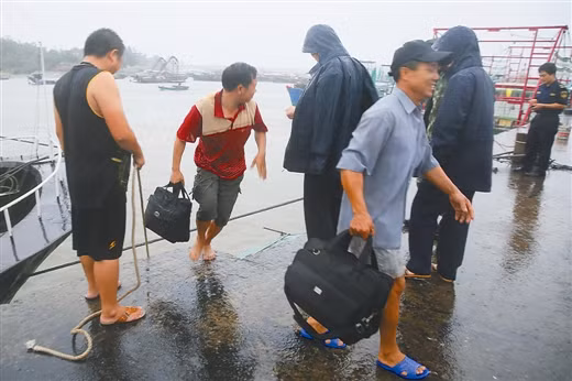 获救的船员登岸。