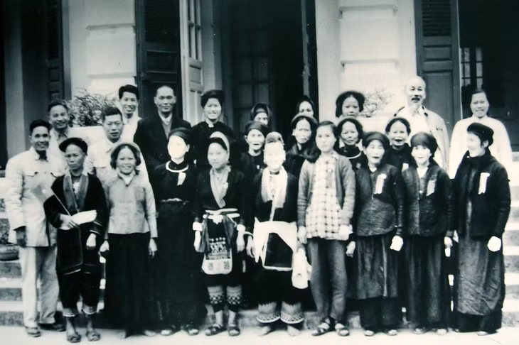 胡主席于1960年2月20日与海宁省少数民族代表们合影留念。