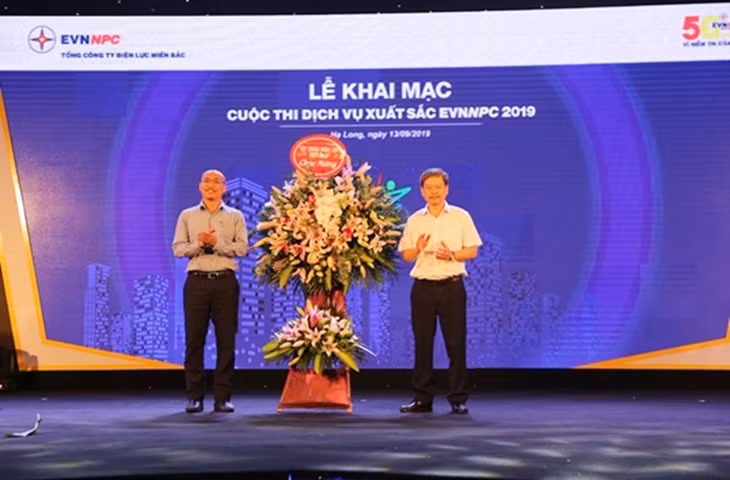 越南电力总公司赠送鲜花表示祝贺。图片来源：http://nangluongvietnam.vn