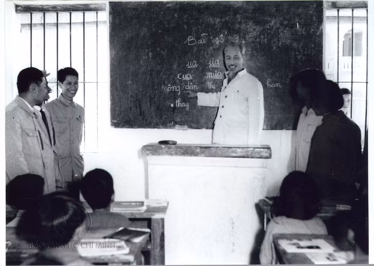 胡主席参观华文中小学校的一间教室。