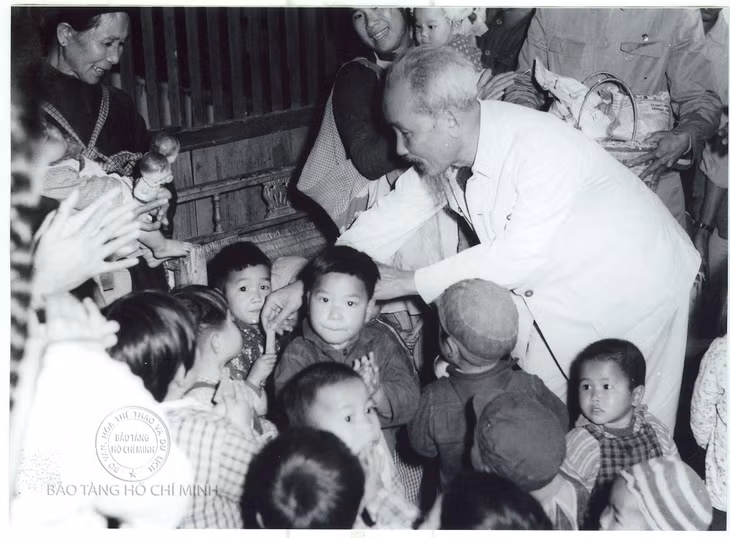 胡志明主席于1960年2月19日探访裕风陶瓷企业和芒街市帅源农业合作社的幼儿园时给孩子们发糖果。