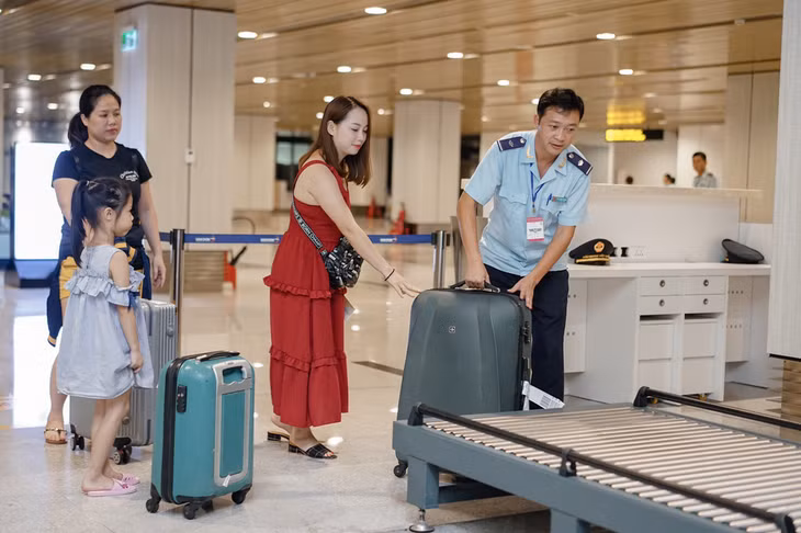 锦普港口岸海关分局海关人员在云屯国际航空港协助旅游办理通关手续。