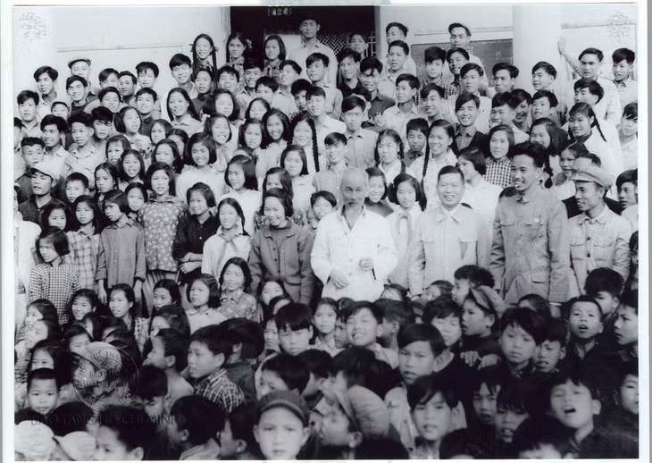 胡志明主席探访芒街市华文中小学校并与该校师生们合影留念。