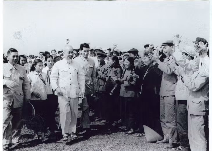 1960年2月19日，海宁省各民族同胞兴高采烈迎接胡志明主席。